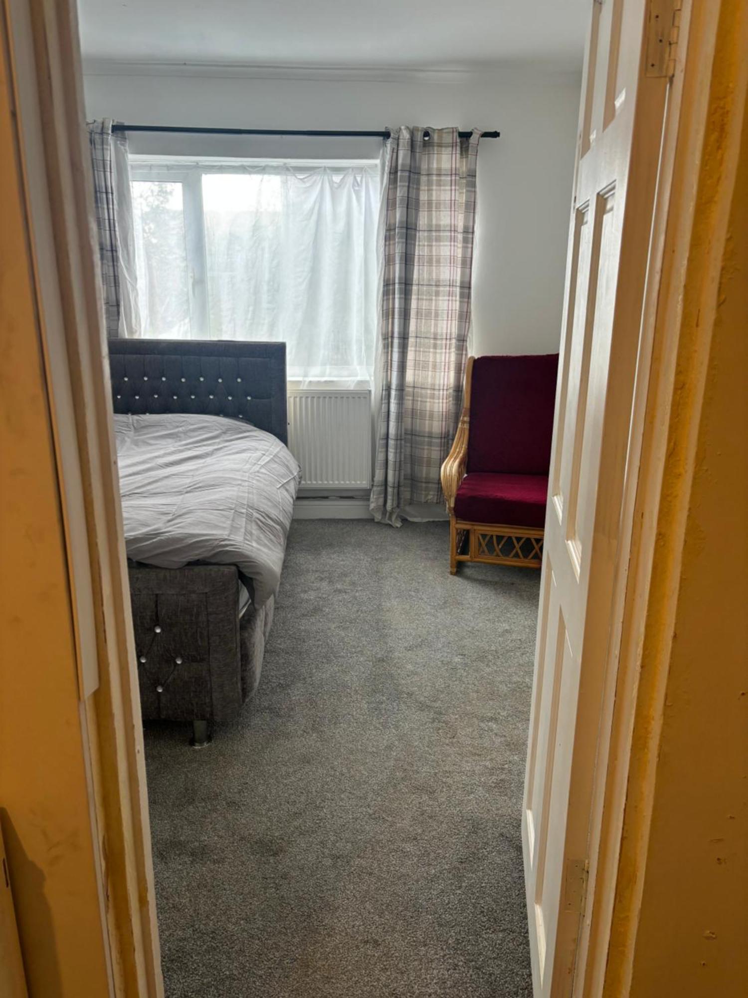 Spacious 7 Bedroom House Only 4 Mins From Luton Airport Bed & Breakfast Luton (Bedfordshire)