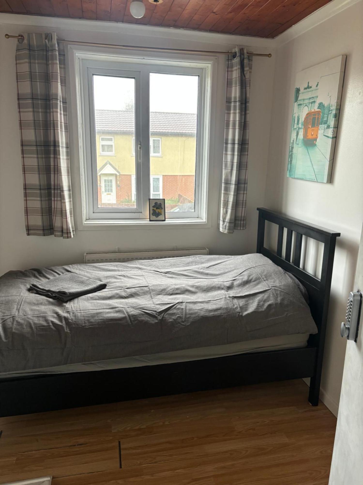 Spacious 7 Bedroom House Only 4 Mins From Luton Airport Bed & Breakfast *