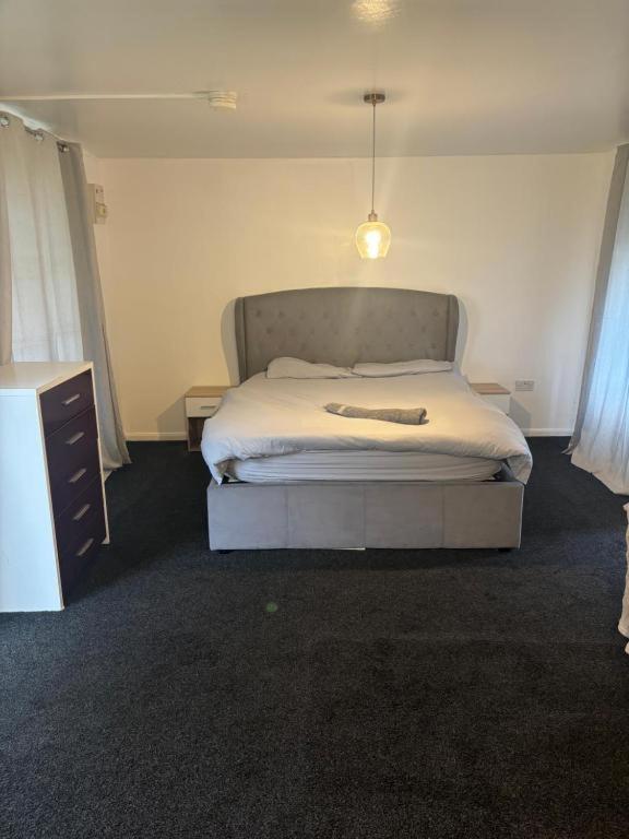 Spacious 7 Bedroom House Only 4 Mins From Luton Airport *