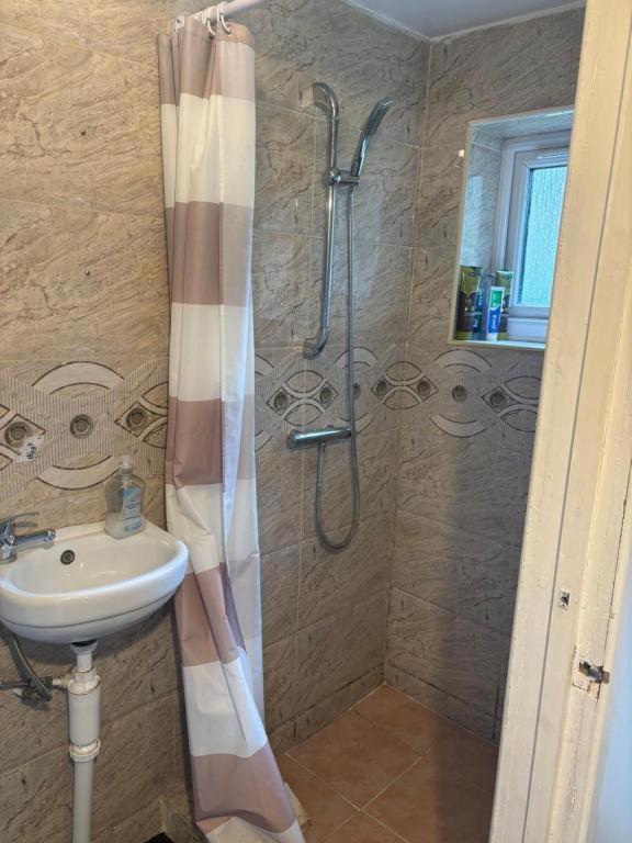 Spacious 7 Bedroom House Only 4 Mins From Luton Airport Luton (Bedfordshire)