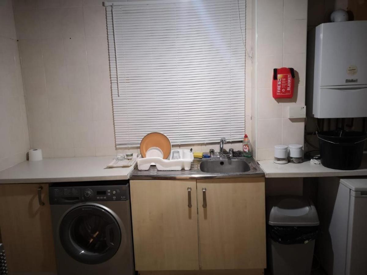 Bed & Breakfast Spacious 7 Bedroom House Only 4 Mins From Luton Airport