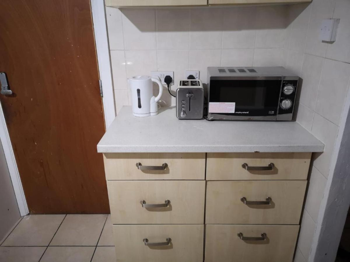 Spacious 7 Bedroom House Only 4 Mins From Luton Airport Bed & Breakfast Luton (Bedfordshire)