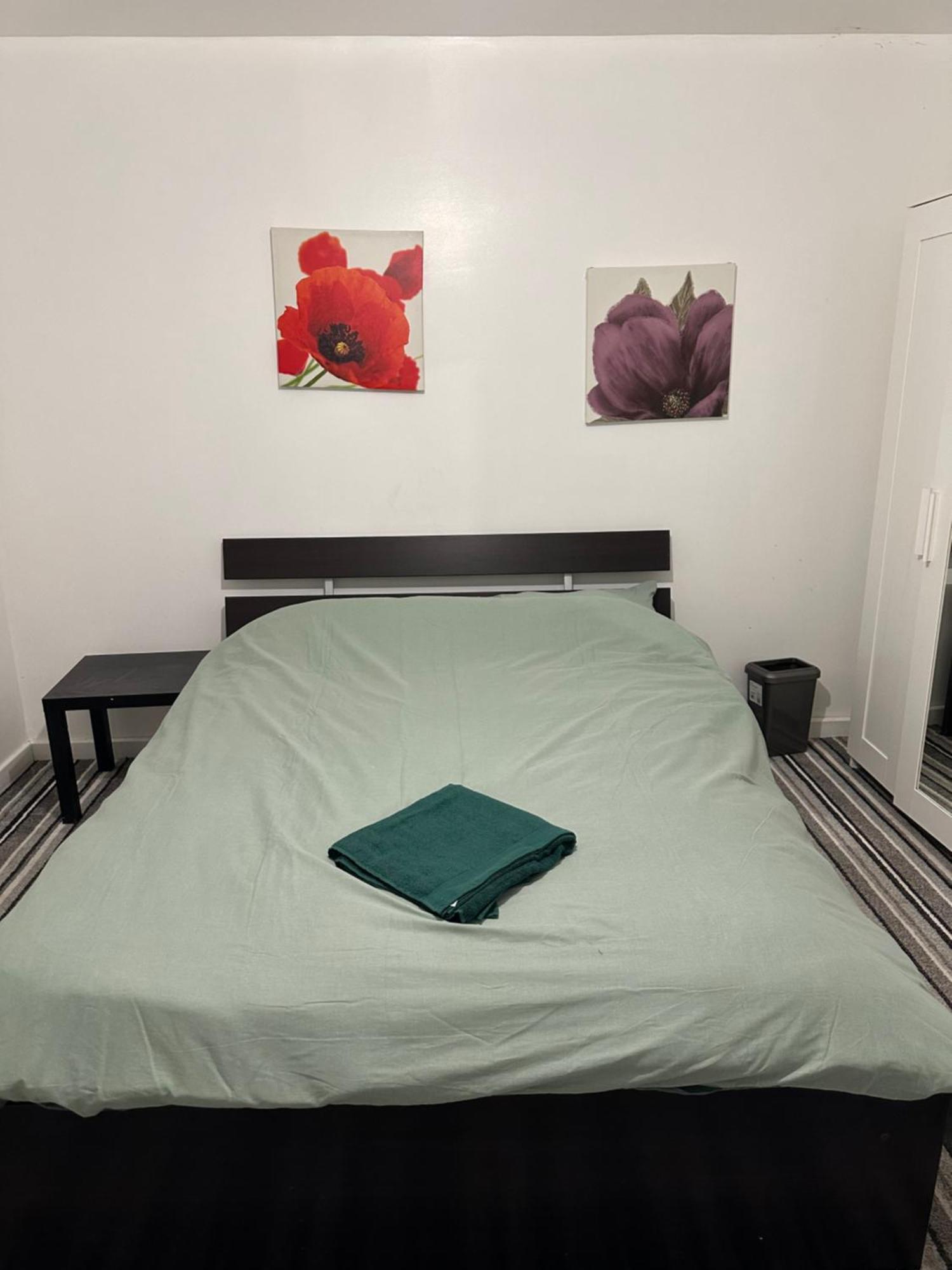 Spacious 7 Bedroom House Only 4 Mins From Luton Airport *