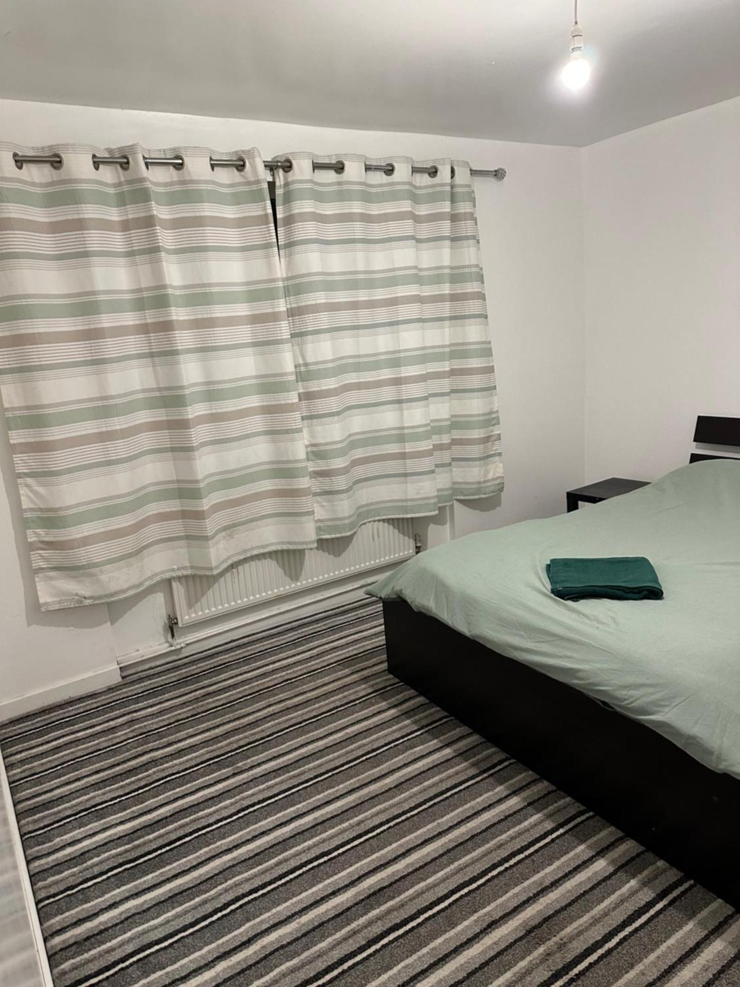 Bed & Breakfast Spacious 7 Bedroom House Only 4 Mins From Luton Airport *